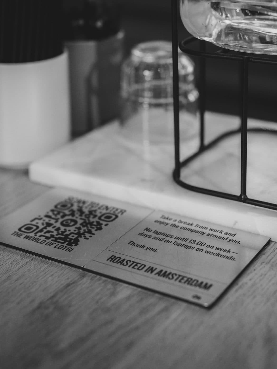 Chevalet de table avec un QR code imprimé sur une table de café, en noir et blanc