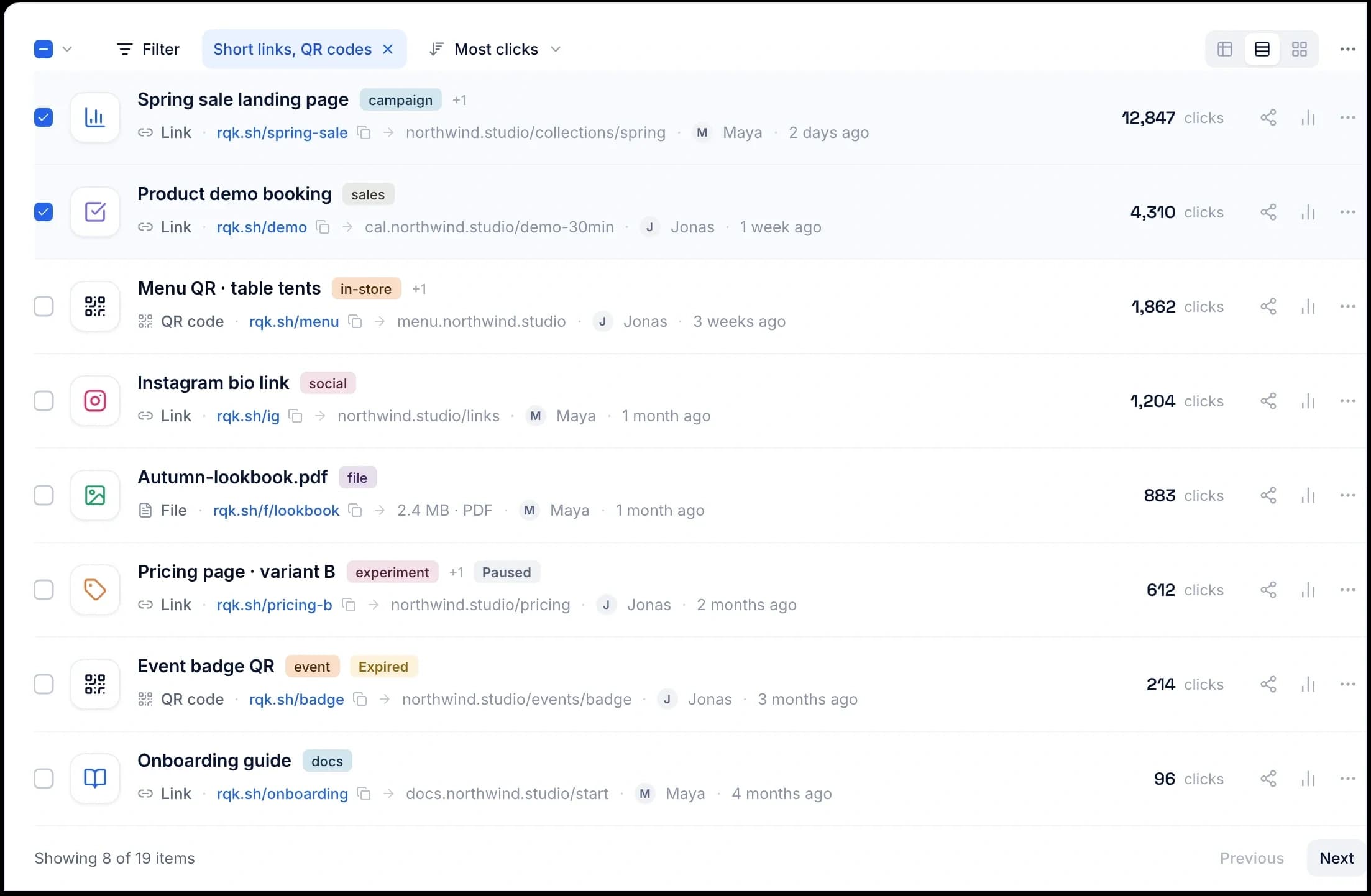 Tableau des liens Reqlick filtré sur les liens courts et les QR codes, avec les tags de campagne, les URL courtes, les destinations et les propriétaires